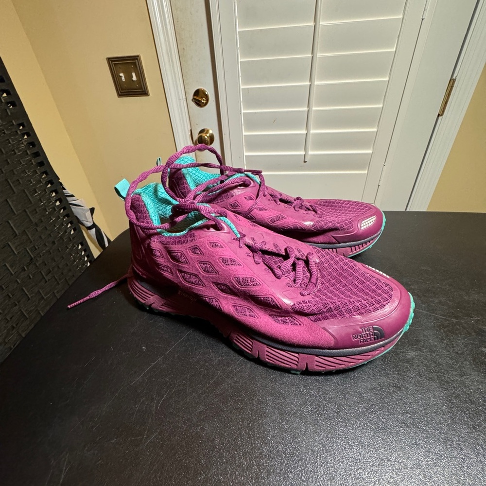 The North Face size 7.5 sneakers - Picture 3 of 12